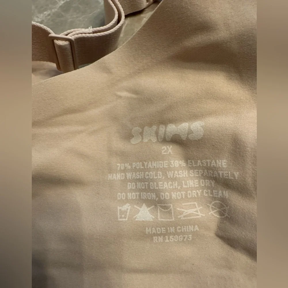 SKIMS NAKED PLUNGE BRALETTE - Picture 10 of 10